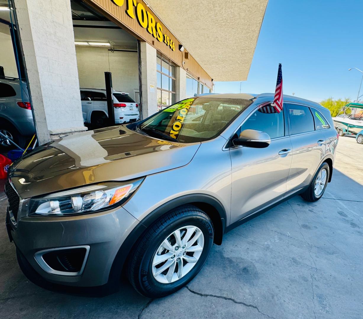 2017 Silver Kia Sorento (5XYPG4A35HG) , located at 2190 Hwy 95, Bullhead City, AZ, 86442, (928) 704-0060, 0.000000, 0.000000 - 2017 kia sorento L. 2.4 i4 engine. New engine with warranty installed 4/4/24. bluetooth, backup camera, satellite radio. this suv is fully loaded IN house financing available. Free warranty, free carfax. - Photo#21